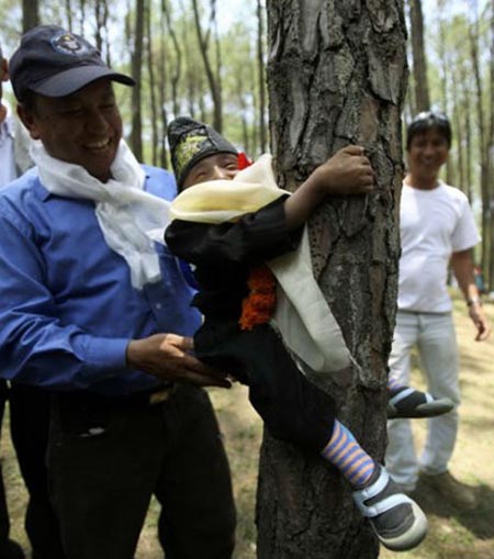 Khagendra Thapa Magar, người đàn ông lùn nhất thế giới với chiều cao 67,08 cm cũng tích cực ôm cây để ủng hộ sự kiện vào năm 2011.